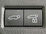 【パワーバックドア】スマートキーや運転席のボタンを押すだけでリアゲートが自動で開閉します!荷物を持っている時や、高い位置にあるバックドアを閉める際に便利な機能です♪