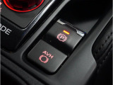 電動パーキングブレーキを採用。指で軽く引き上げればパーキングブレーキが掛かり、押すと解除ができます。