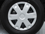 純正12インチスチールホイール。タイヤサイズは145/80R12