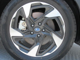 純正18インチアルミホイール。 タイヤサイズは225/55R18