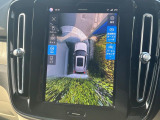 【360&deg;ビューカメラ】4台の高解像度カメラで360度の鳥瞰図を表示。隣の車や壁、死角にある障害物などを画面で確認できるため、狭いスペースでの駐車・出入りも安心です。