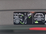 オートマチックテールゲート付き。アドバンストキーのボタンの長押し、運転席のドアのスイッチで開閉できます。