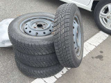 【冬タイヤ車載】雪や氷の上でも優れた制動力と操縦安定性を発揮。スタッドレスタイヤが冬の悪路での事故リスクを低減し、安心感を提供します。