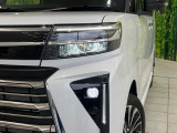【LEDヘッドライト】悪天候や夜間走行時も良好な視界を確保し安心して運転できる高輝度LEDヘッドライトを装備!点灯速度が早く、消費電力も抑えられています。