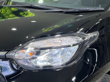 【LEDヘッドライト】悪天候や夜間走行時も良好な視界を確保し安心して運転できる高輝度LEDヘッドライトを装備!点灯速度が早く、消費電力も抑えられています。