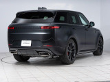 LANDROVERならではの高級感と水平性を意識したデザインになっており、無駄のないラグジュアリーな作りを実現したインテリアとなっております。