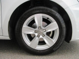 全車両に標準装備の純正アルミホイールは、純正ならではのバランスの良いデザインと、走行安定性をお楽しみ頂けます。