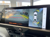 【パノラミックビューモニター】専用のカメラにより、上から見下ろしたような視点で360度クルマの周囲を確認することができます☆死角部分も確認しやすく、狭い場所での切り返しや駐車もスムーズに行えます。