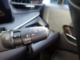 ハイビームアシスト機能が装備されており対向車が接近するとロービームに切り替えてくれる便利な機能になっております♪