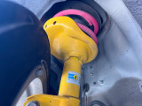 【ビルシュタイン製ダンパー】高速走行時の車両安定性を向上させてくれる人気の装備。街乗りの乗り心地も犠牲にせず、スポーティな走行をお楽しみいただけます♪