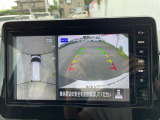 車を真上から見ているように、周囲の状況を把握しながら安心して駐車が行えるアラウンドビューモニター装備!