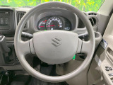 インテリアに合わせたデザインのステアリングは、運転される方のことも考え、運転しやすい形状、大きさです。是非一度、実際に触ってお確かめください。