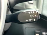 【クルーズコントロール】高速道路もラクラク走行。アクセルを離しても一定速度で走行ができ、長距離運転時の負担を軽減!加速・減速も簡単なスイッチ操作で調整できます。