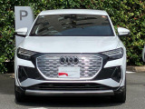 Audiデザインの特徴であるシングルフレームグリルが存在感を主張します。