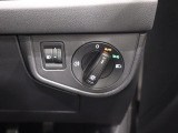 オートライト機能付きヘッドライトスイッチを装備。周囲の明るさに応じて自動で点灯消灯し、夜間やトンネル走行時も安心です。
