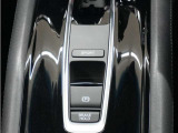 電子制御パーキングブレーキ搭載で指一本で簡単に操作することができます。さらに停車中に、ブレーキペダルを踏み続けなくても、自動的にブレーキを保持する機能である、オートマチックブレーキホールド付きです。