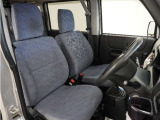 運転席のスペースはゆったりしていて、視界も広く確保されているので普段の運転からロングドライブまで快適です。