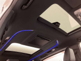 車内が明るくなるムーンルーフも装備です。