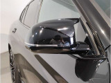 BMWのミラーは車種によって異なりますがレーンチェンジウォーニングが装備されております。詳しくは当店スタッフまでお問い合わせくださいませ。