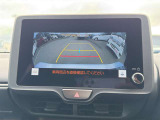 【バックモニター】後方の障害物や歩行者を確認できるバックモニター。狭い駐車場や混雑した場所でも安心して車を操作できます。