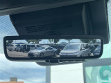 【デジタルインナーミラー(トヨタ)】車両後方カメラの映像をルームミラーに映すことが出来ます。 そのため、後席に人や荷物があって後方が見えづらい場合でもしっかり視界を確保することが出来ます。