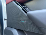 【Meridianサウンドシステム】イギリスの老舗オーディオブランドで音質が良く、ドライブ中の音楽をより一層楽しませてくれます。