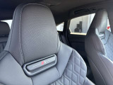 【ヘッドレストスピーカー装備】前席のヘッドレストに2個ずつスピーカーが備えられ、臨場感あふれるサウンドをご体感いただけます。