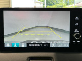 【バックカメラ】運転が苦手な方も車庫入れラクラクです!ギアをリバースに入れれば自動的に切り換わりますので、面倒な操作は不要です♪狭い駐車場もお車を傷つけず安心ですね!