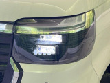 【LEDヘッドライト】悪天候や夜間走行時も良好な視界を確保し安心して運転できる高輝度LEDヘッドライトを装備!点灯速度が早く、消費電力も抑えられています。