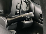 周囲の明るさに応じて自動で点灯・消灯します。薄暮時や夜間の運転においてとても便利です!