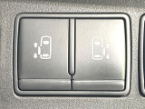 【両側パワースライドドア】スマートキーや運転席のスイッチで後席両側スライドドアの開閉が可能♪電動だから力を入れてドアを開ける必要が無く、小さなお子様でも簡単に開け閉めでき快適です♪
