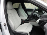 Audi車はどの車種も全てレザーハンドルです。そこにはAudiのこだわりがあり質感の高いレザーでしっかりと手に馴染み、高級感を演出します。