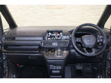 操作性に優れた運転席となります!小物入れや各ボタンの配置にこだわり、使いやすいです!座り心地もよく視認性も良好なのでロングドライブもお任せ下さい!