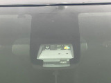 【プリクラッシュセーフティ】前方の車両等を検知し、衝突しそうな時は警報で注意を促し、ブレーキを踏む力をサポート。ブレーキを踏めなかった場合は衝突被害軽減ブレーキが作動、衝突回避をサポートします。