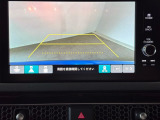 後退時に車両の後ろ側をモニター画面に表示します。車庫入れが苦手な人もこれで安心♪