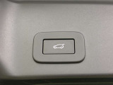 【パワーテールゲート】ボタン操作でテールゲートが開閉です。両手が荷物で塞がっていても、スムーズに開閉を行えます。