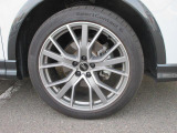 全車両に標準装備の純正アルミホイールは、純正ならではのバランスの良いデザインと、走行安定性をお楽しみ頂けます。