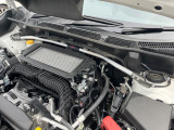 【STIタワーバー】お車の剛性を高めるタワーバーを装備。よりスムーズなコーナリング走行が可能となり、走りも楽しめます。