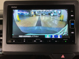 【バックカメラ】運転が苦手な方も車庫入れラクラクです!ギアをリバースに入れれば自動的に切り換わりますので、面倒な操作は不要です♪狭い駐車場もお車を傷つけず安心ですね!