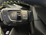 アクティブクルーズコントロールはレーダーが前方車を検知、設定速度より遅い車両が現れても、設定車間距離を保つためにエンブレとシフトダウンによって自動減速、車間距離が開けば、設定速度まで再加速します
