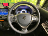 インテリアに合わせたデザインのステアリングは、運転される方のことも考え、運転しやすい形状、大きさです。是非一度、実際に触ってお確かめください。