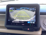 後退時に車両の後ろ側をモニター画面に表示します。車庫入れが苦手な人もこれで安心♪