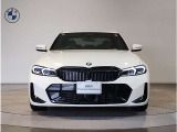 【BMWの伝統】BMWの特徴的な&ldquo;キドニーグリル&rdquo;は、80年以上続く伝統の形でございます。変わらないこだわりのデザインが、プレミアムブランド&ldquo;BMW&rdquo;を創り出します。