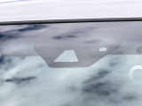【車線逸脱警報】道路上の白(黄)線を認識し、意図せず走行中の車線からはみ出しそうになった時、メーター内の警告灯とブザーで注意喚起してくれる安心・安全機能です♪