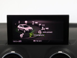 スマートフォンとAudiをUSBケーブルを介し接続。AppleのCarPlayやAndroid Autoのアプリを通じて、スマートフォンのコンテンツをMMIディスプレイに表示します。
