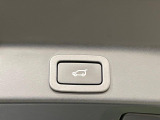 電動リアゲートは、ボタンやリモコンでバックドアを自動開閉できる機能です。楽に開閉でき、ゲートが開く高さの記憶や安全のための挟み込み防止機能も備えています。