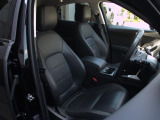 質感の高いレザーシートでございます。使用感が出やすい運転席ですが、綺麗な状態を保っております。前席の状態は内装の状態を見る大きなポイントになると思いますので、是非一度、実際にご覧くださいませ。