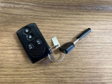 【スマートキー】 スマートキーを携帯していれば、ドアハンドルのボタンを押してロックの解除ができ、パワースライドドアもワンタッチで開閉できます。