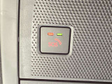 エアバッグ作動時や後突時、もしくは車内のSOSボタンを押した際に緊急通報オペレーターに連携し、救急・警察を手配します。更にオペレーターにも連携、お客様のご要望に応じてロードサービスの手配を行います。