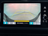 後退時に車両の後ろ側をモニター画面に表示します。車庫入れが苦手な人もこれで安心♪